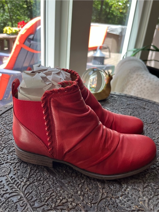 Miz Mooz Shoes - MIZ MOOZ LYNDA WHIPSTITCHED LEATHER ANKLE BOOTS IN RED 8.5
